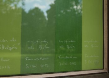 Detail Installation Fenster Fremdenhaus Farben im Park Georgium